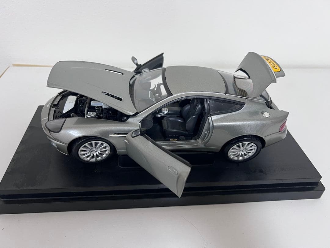007 Aston Martin V12 Vanquish ジェームズボンド