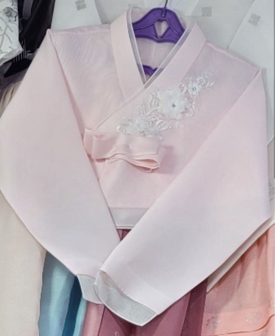 ピンクのチョゴリ 花の刺繍 伝統的な韓服