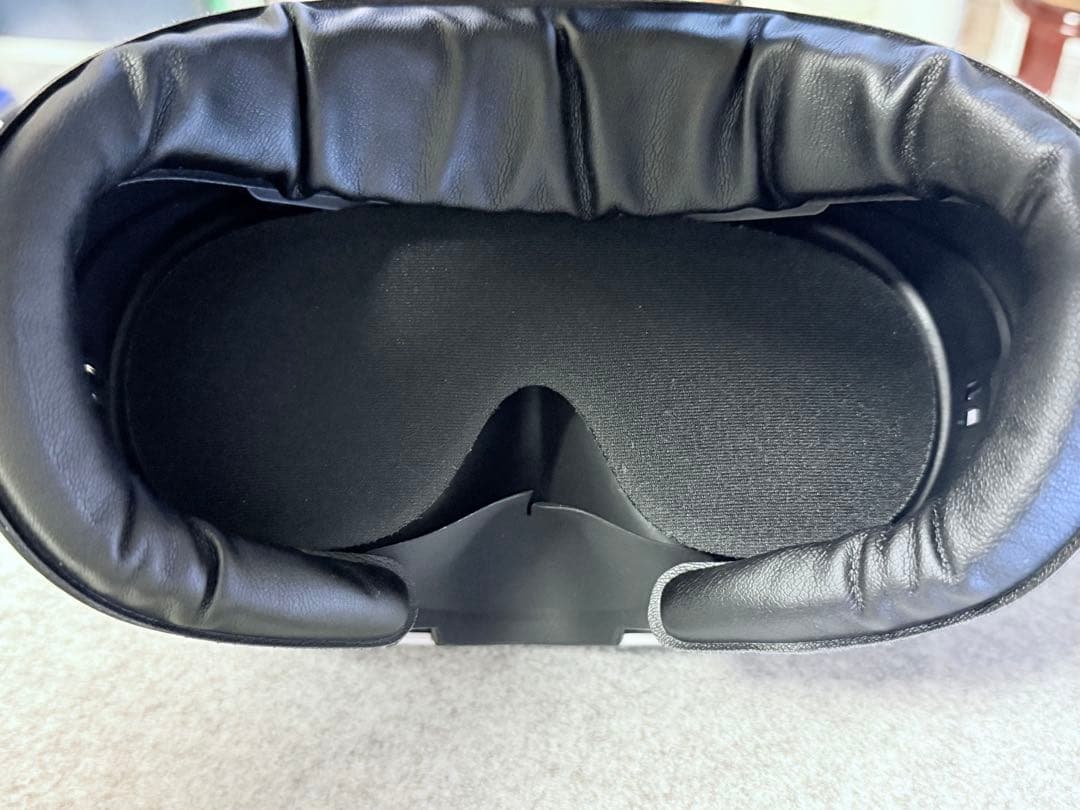 【特注ケース・周辺機器付き・美品】 Quest 3