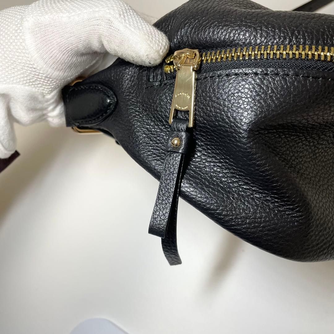 新品同様✨️COACH ボディバッグ ウエストポーチ チャーム ペプルドレザー 黒