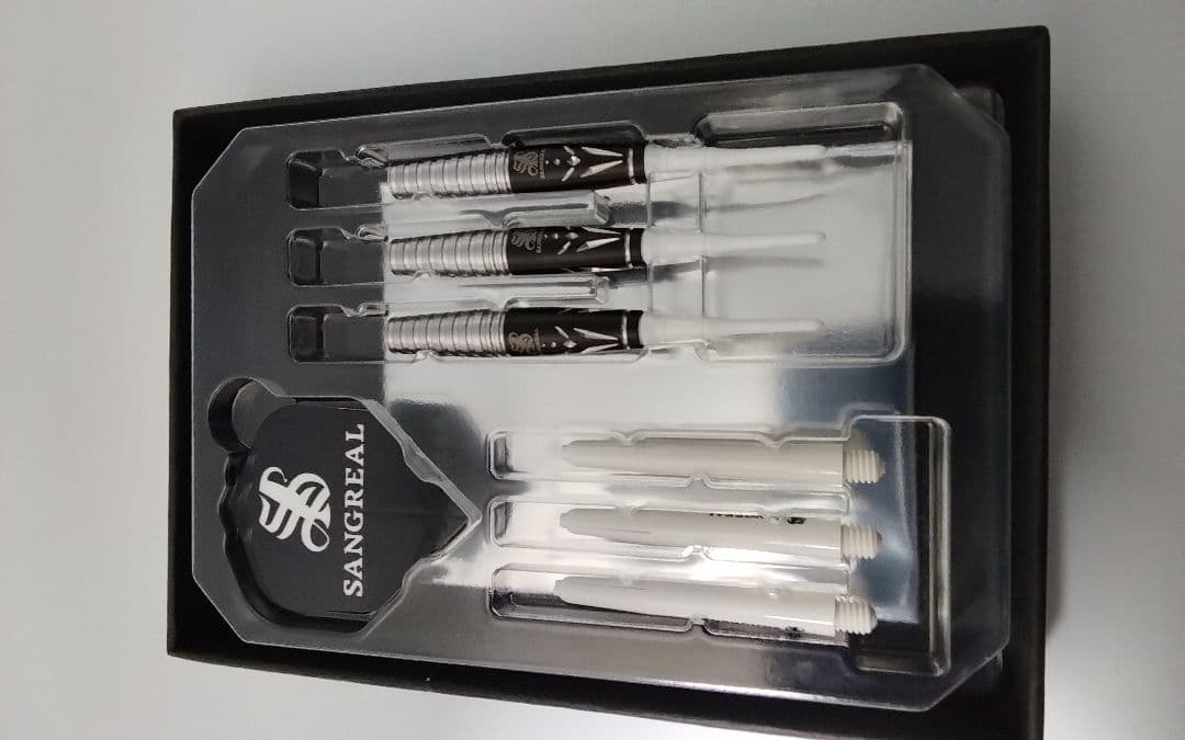 こ*め様 サングリアル!坂口優希恵!極美品!新品同品!付録未開封!ダーツセット