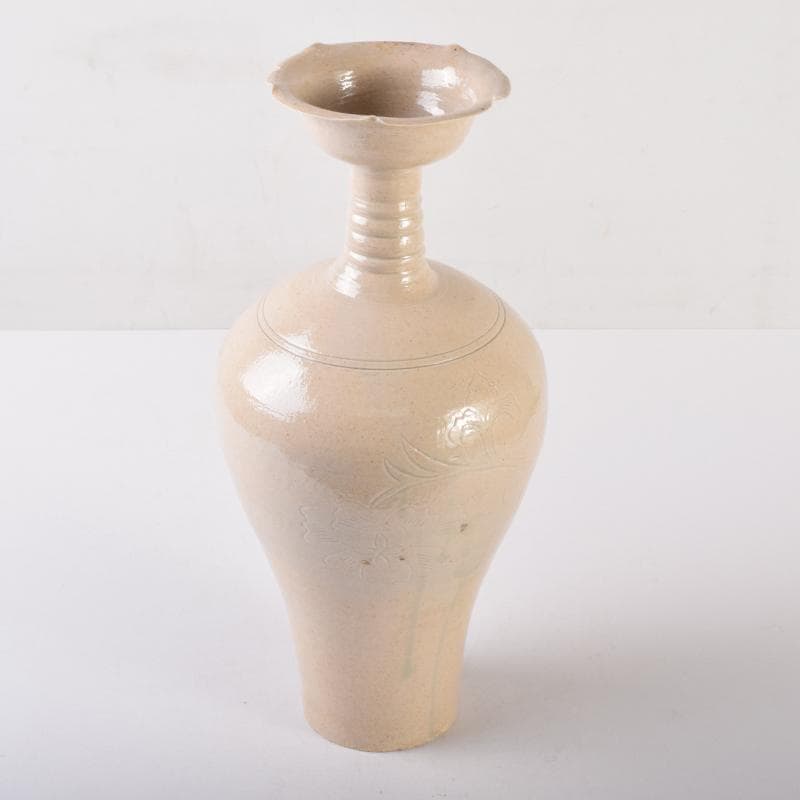 中国　徳化窯白磁　花草刻　花口瓶　C　7060A