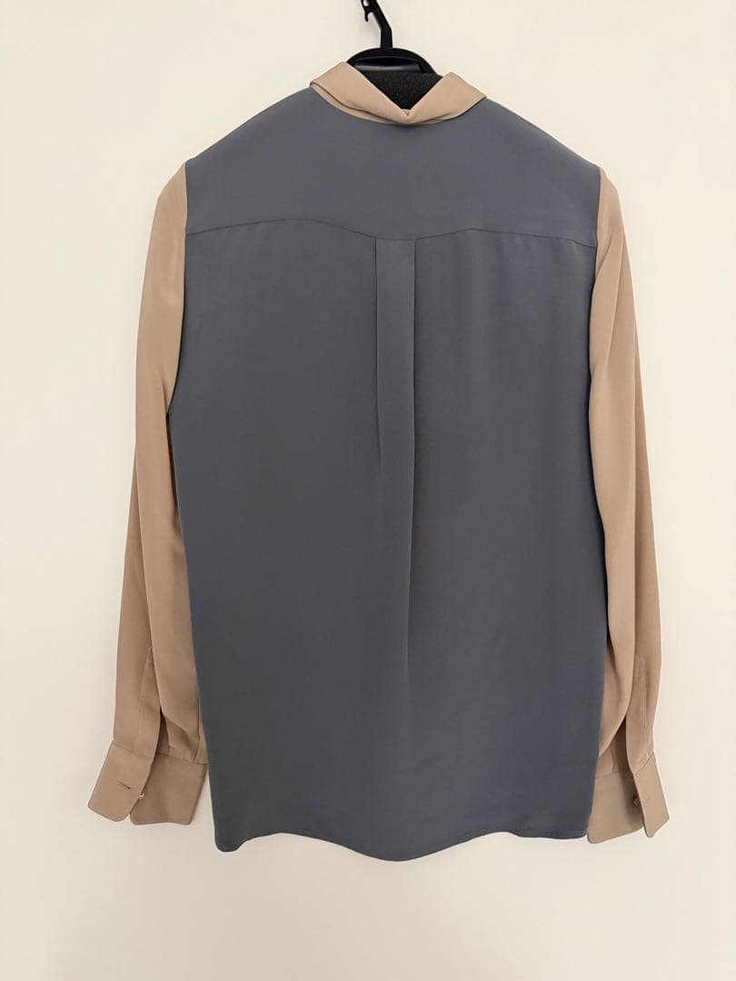 ロロピアーナ ベージュとグレーの長袖シャツ