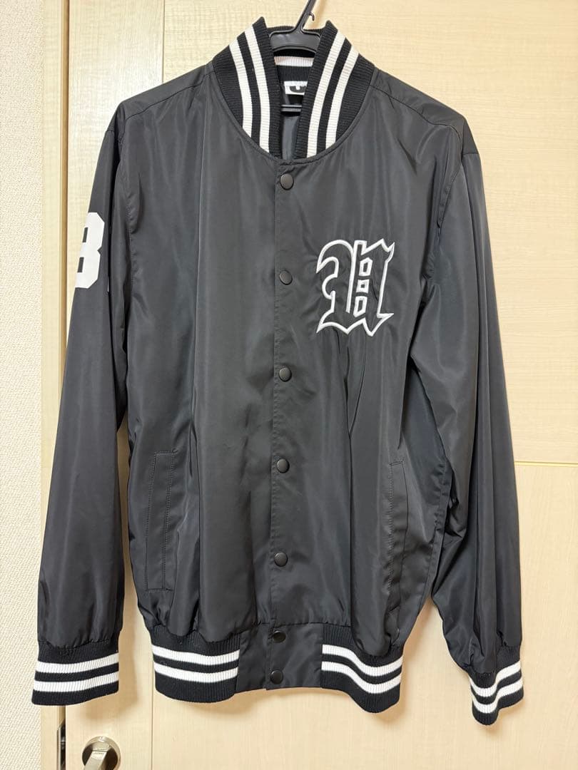 UVERworldスタジャン UWロゴ