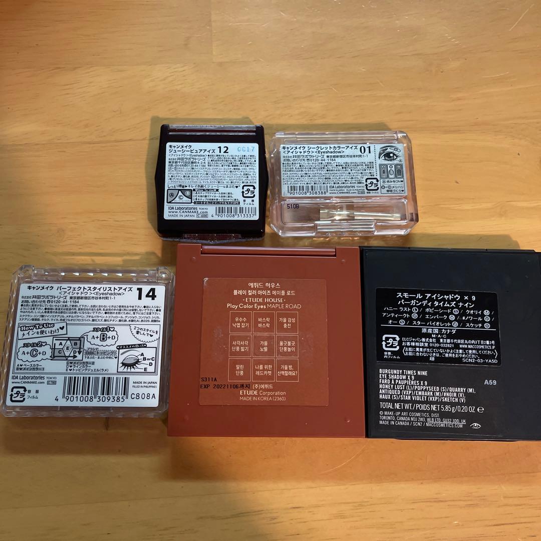 リキッドファンデーション、アイシャドウ一式