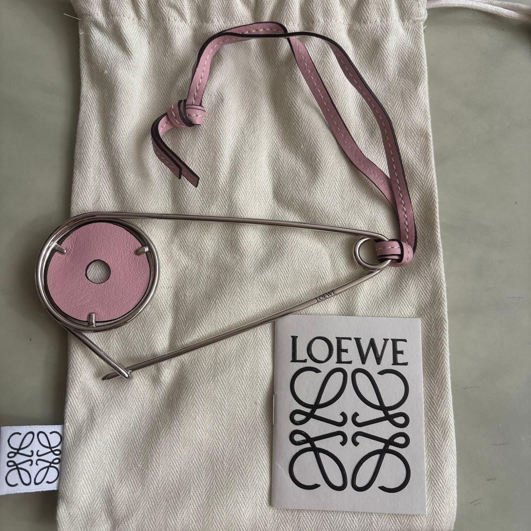 LOEWE ロエベ　ピン型アクセサリー