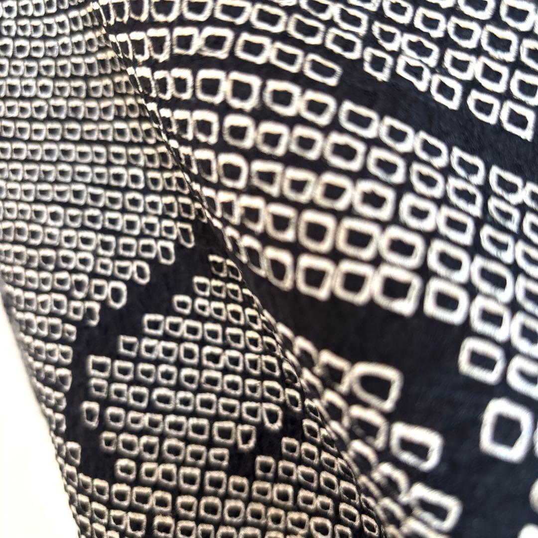 着物リメイクワンピースチュニック　黒ブラック白色総絞り正絹ストール 花ブローチ