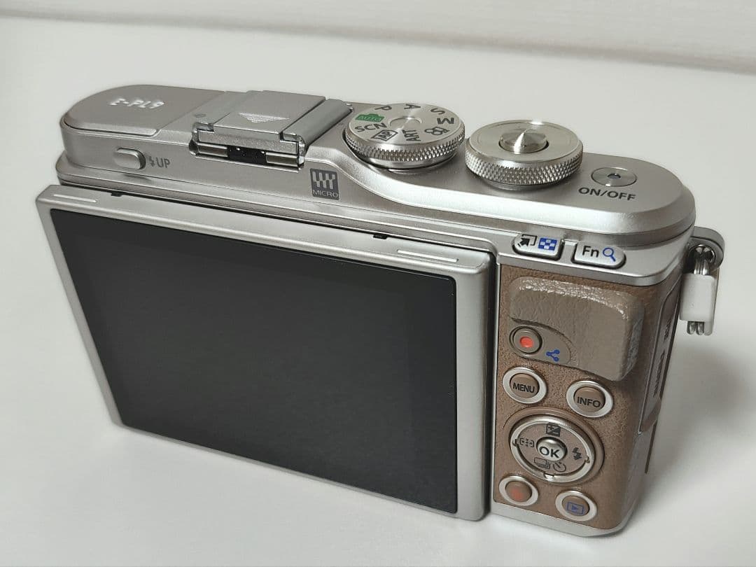 OLYMPUS ミラーレス一眼カメラ PEN E-PL9 ボディー ブラウン