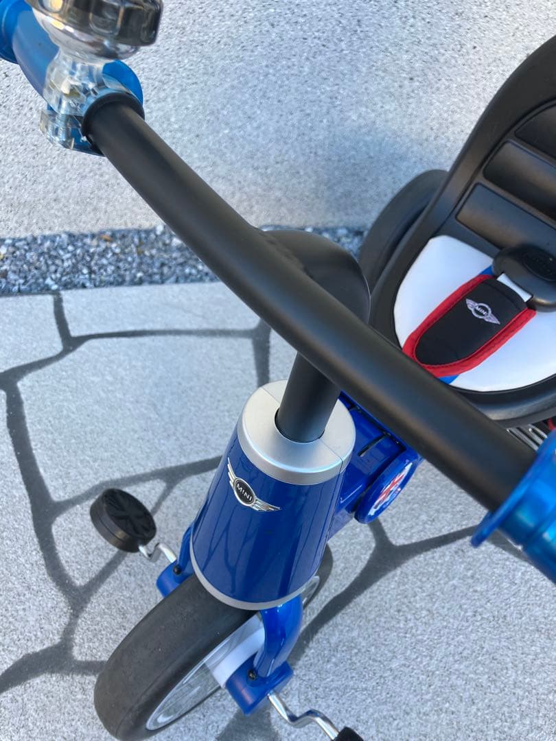 MINIミニクーパー三輪車 青　舵取りバー付