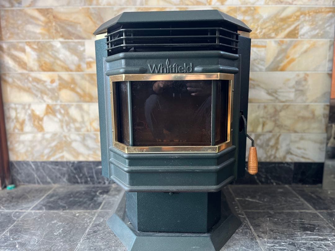 Whitfield ペレットストーブ + Hot Shots ペレット燃料付き！