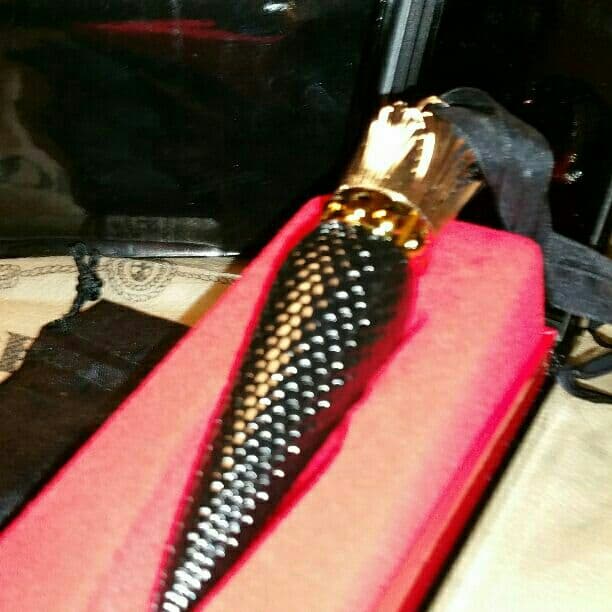 ルブタンのネックレス形赤のリップ