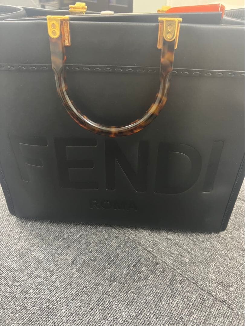 様FENDI エンボスロゴ ビジネスバッグ 黒
