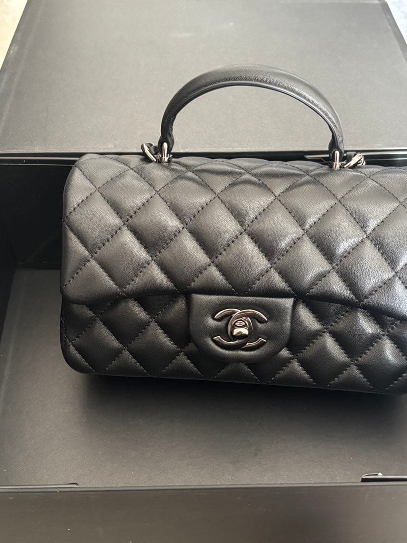 CHANEL ブラック レザー ショルダーバッグ ノベルティ
