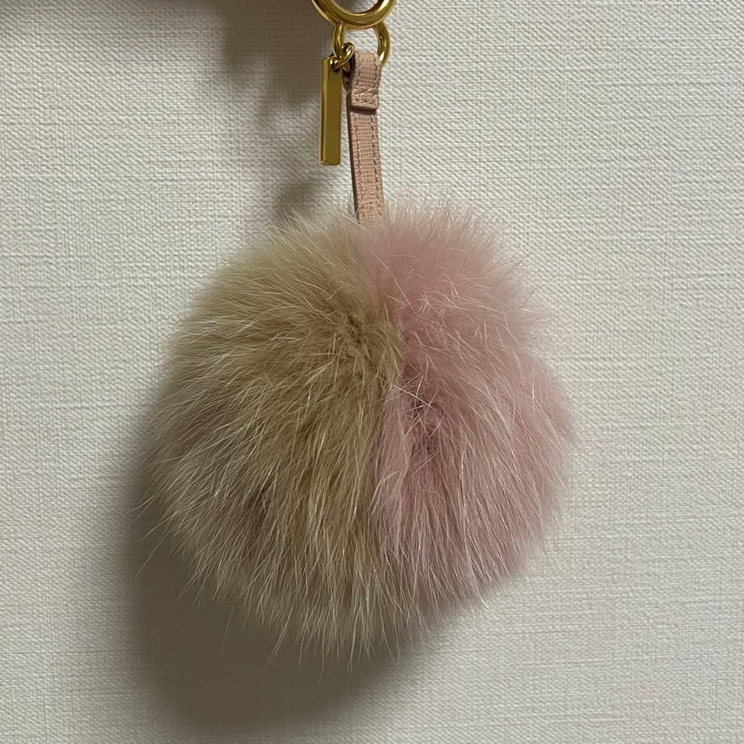 FENDI ファーポンポンチャーム ピンクベージュ