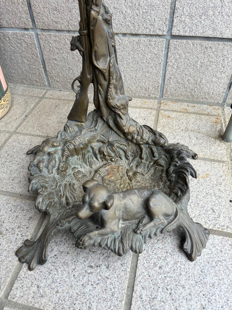 アンティーク　ブロンズ像　犬と獵銃の彫刻付き金属製傘立て