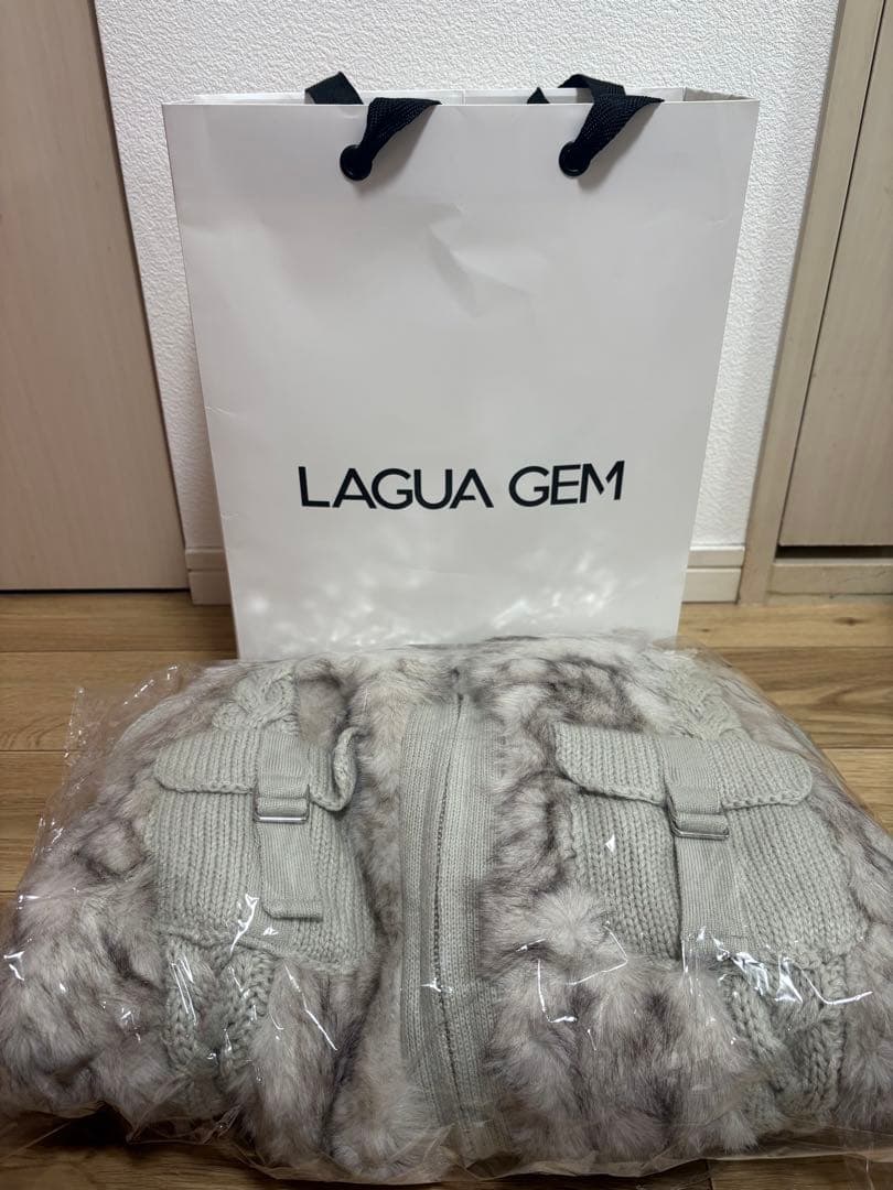 LAGUA GEM ファー付きライトグレージャンパー