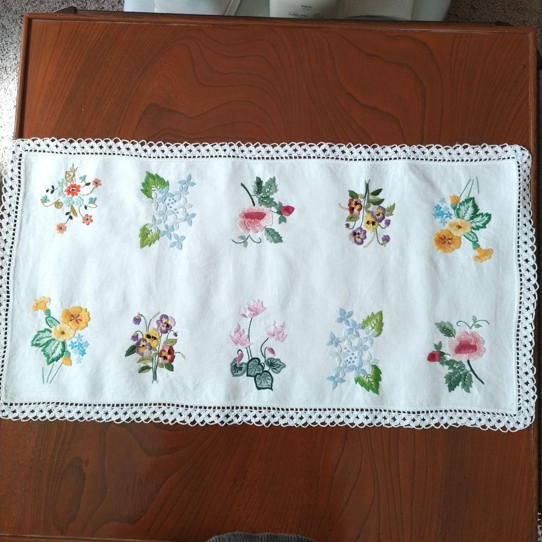 戸塚刺繍　テーブルセンター