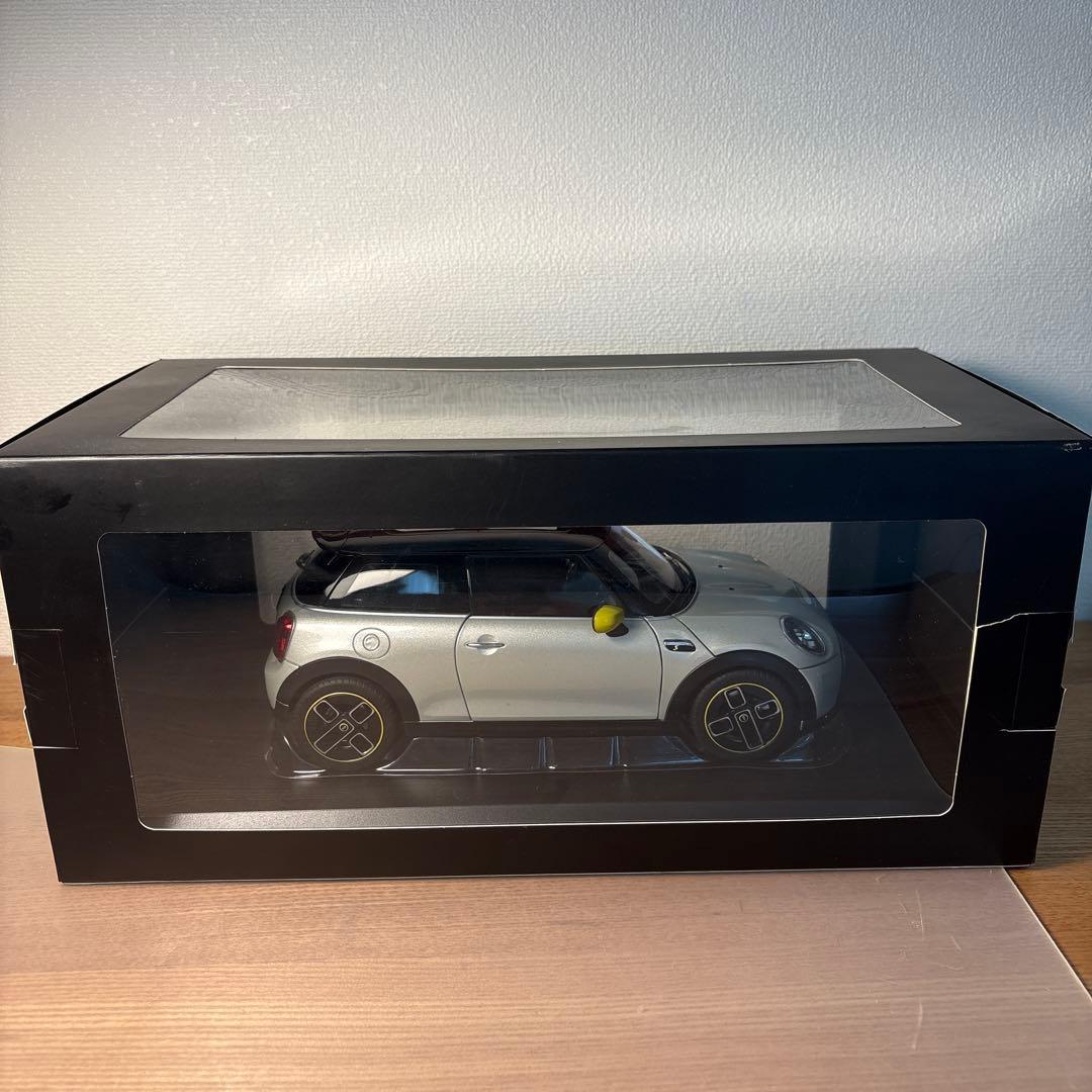 ミニ　クーパー　SE 1/18 ミニカー　シルバー　イエロー