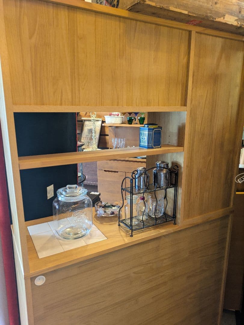 モモナチュラル 木製食器棚 ガラスドア付き タイル天板 廃盤品