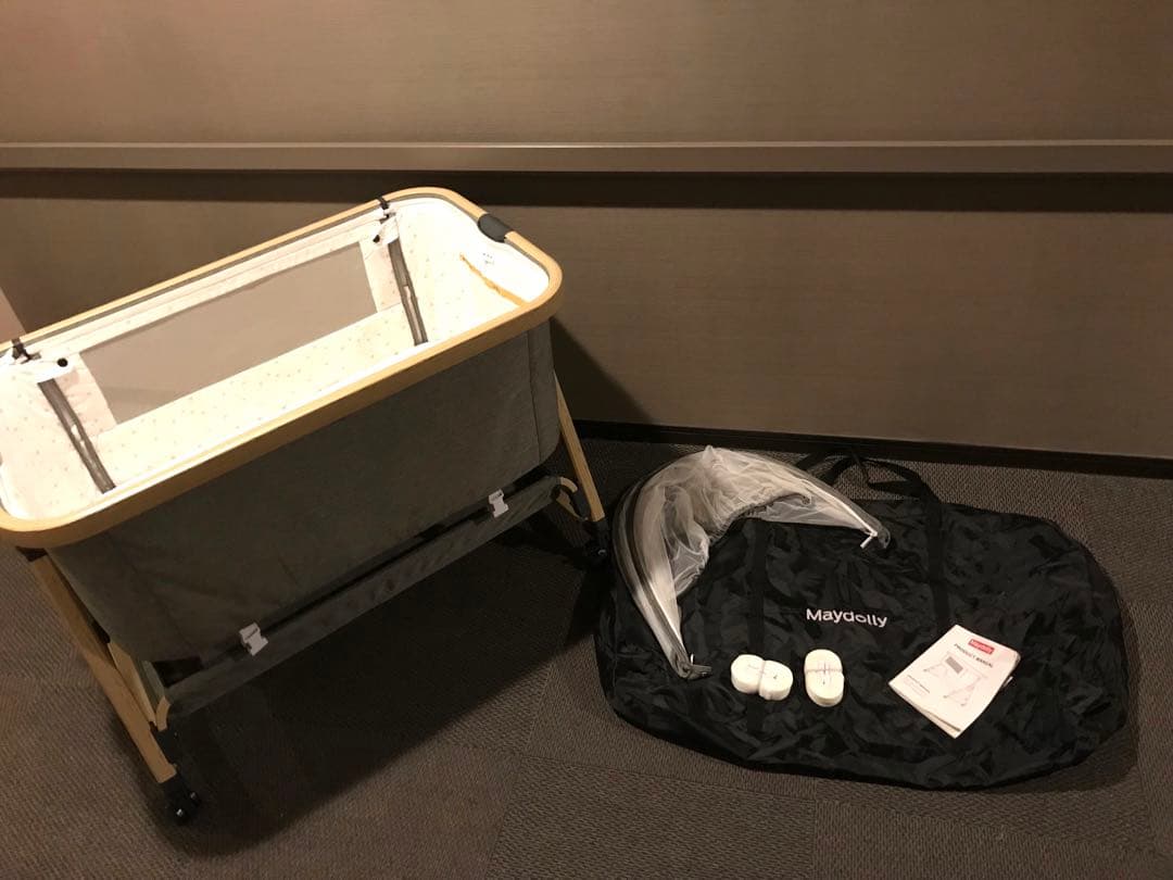 キャスター付き　ベビーベッド　グレー