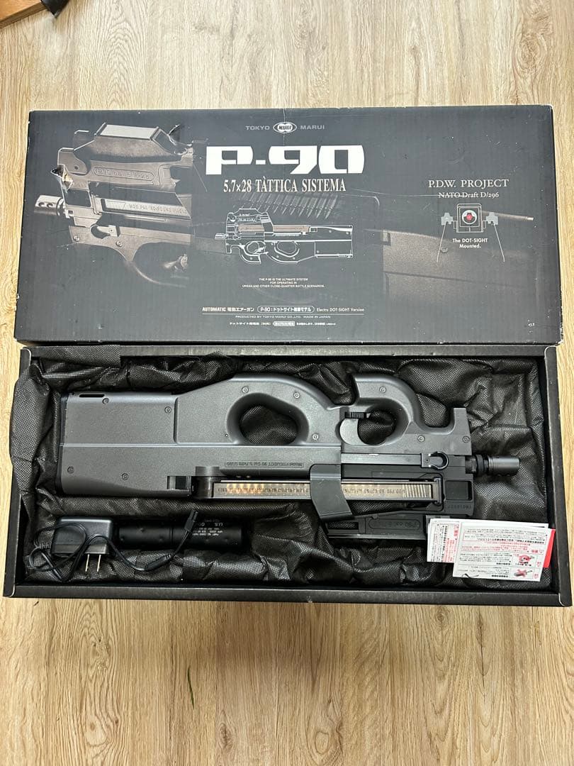P-90 電動ガン 本体中古、新品バッテリー付き。