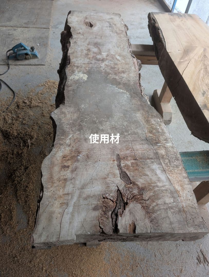 古材の赤栃板の置台　ディスプレイスタンド 一枚板　無垢の家具