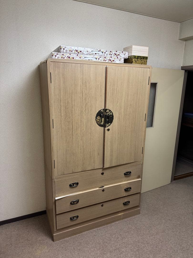 （お値下げ中）桐箪笥　隠し箱有　鍵付き