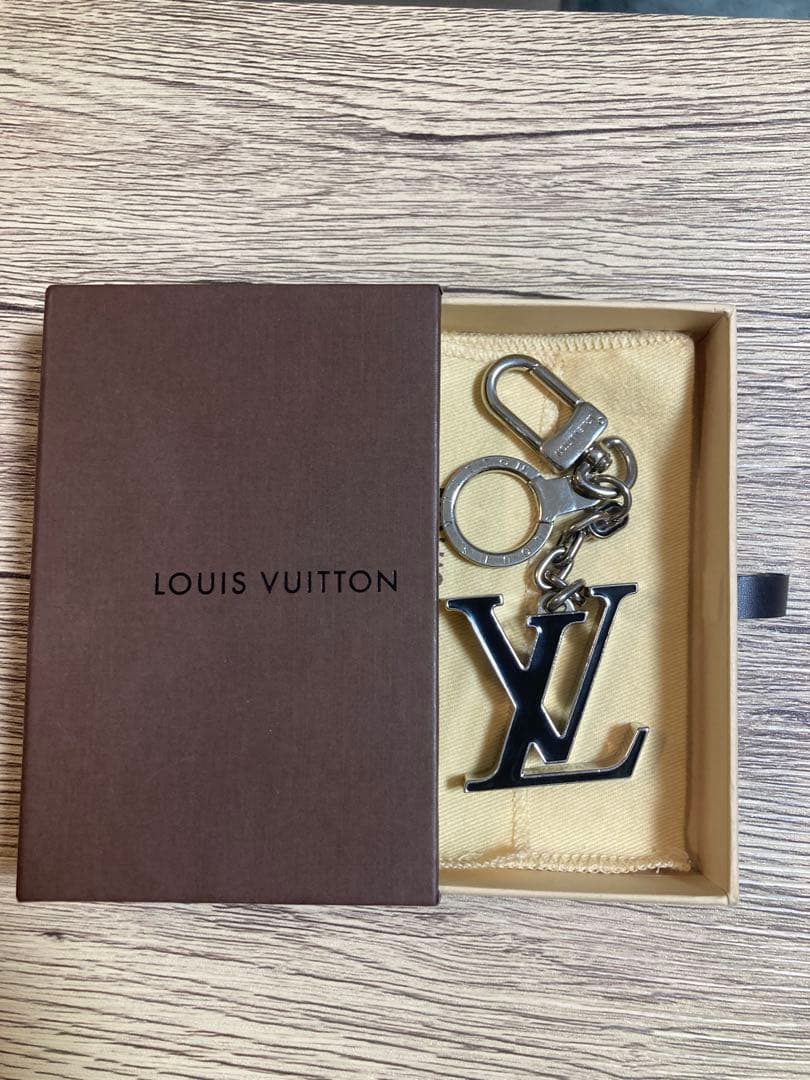 LOUIS VUITTON LVロゴキーホルダー