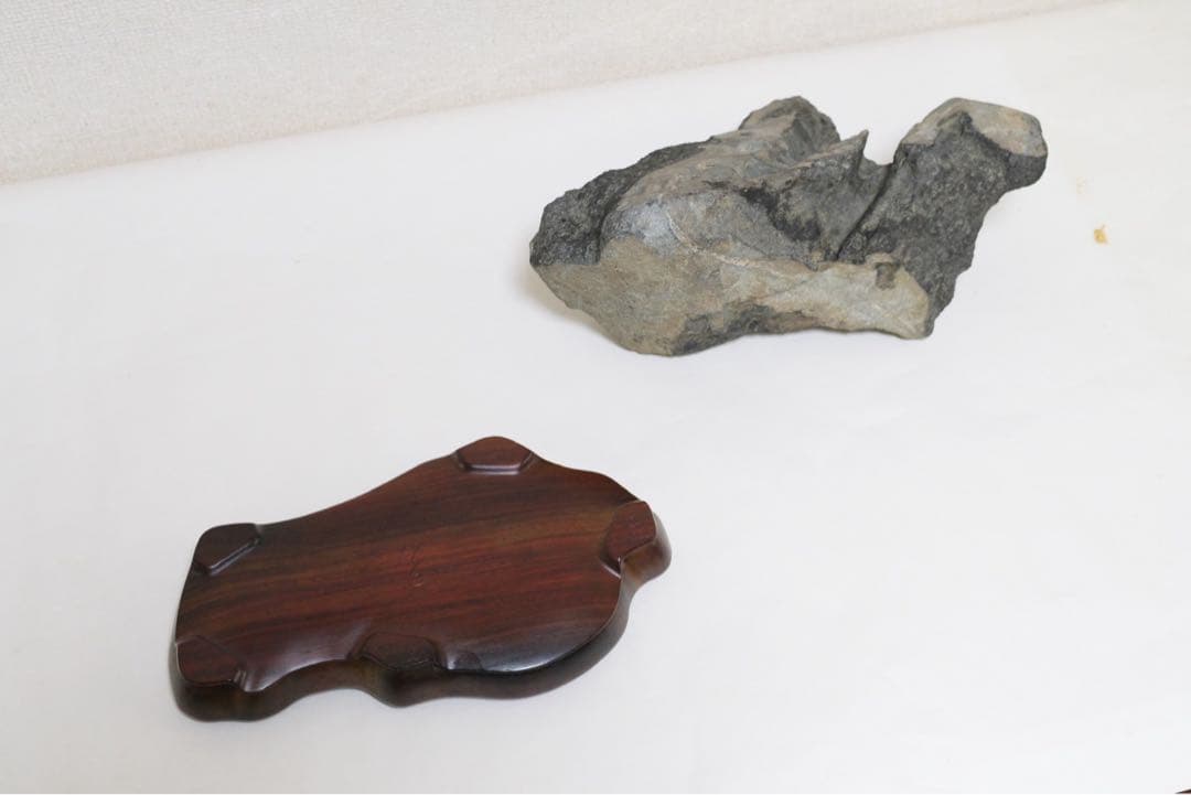 福岡県　千仏石　紫檀台座、箱付き　鑑賞用石　水石　天然石