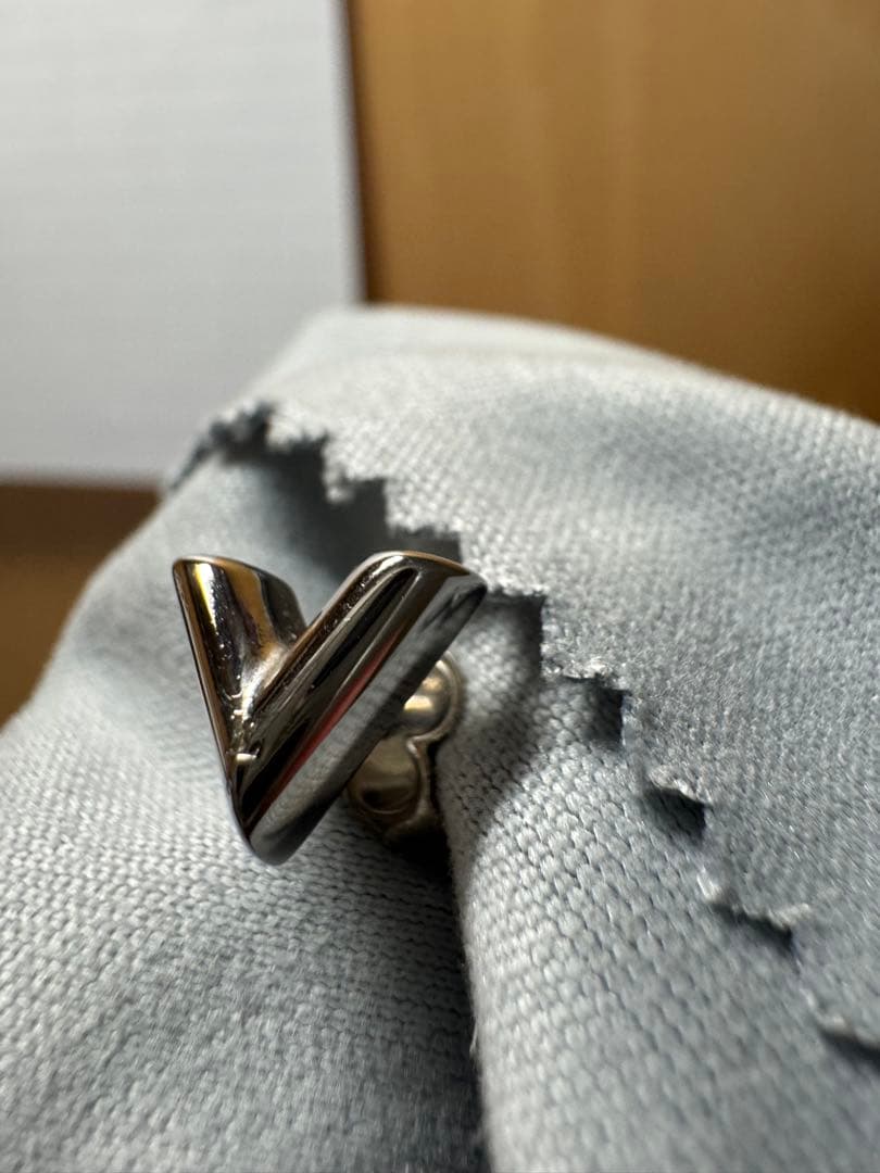 ピアス・エセンシャル V（片耳用)