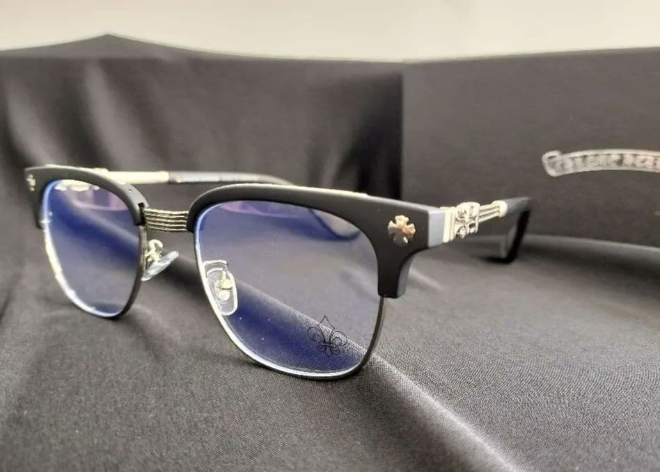 マットシルバー装飾付きマットブラックフレーム　伊達メガネ　クロムハーツ好きに！