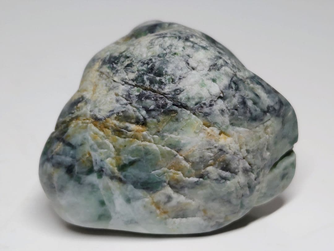 糸魚川144 翡翠 195g ヒスイ 原石 鑑賞石 自然石 誕生石 鉱物 鉱石