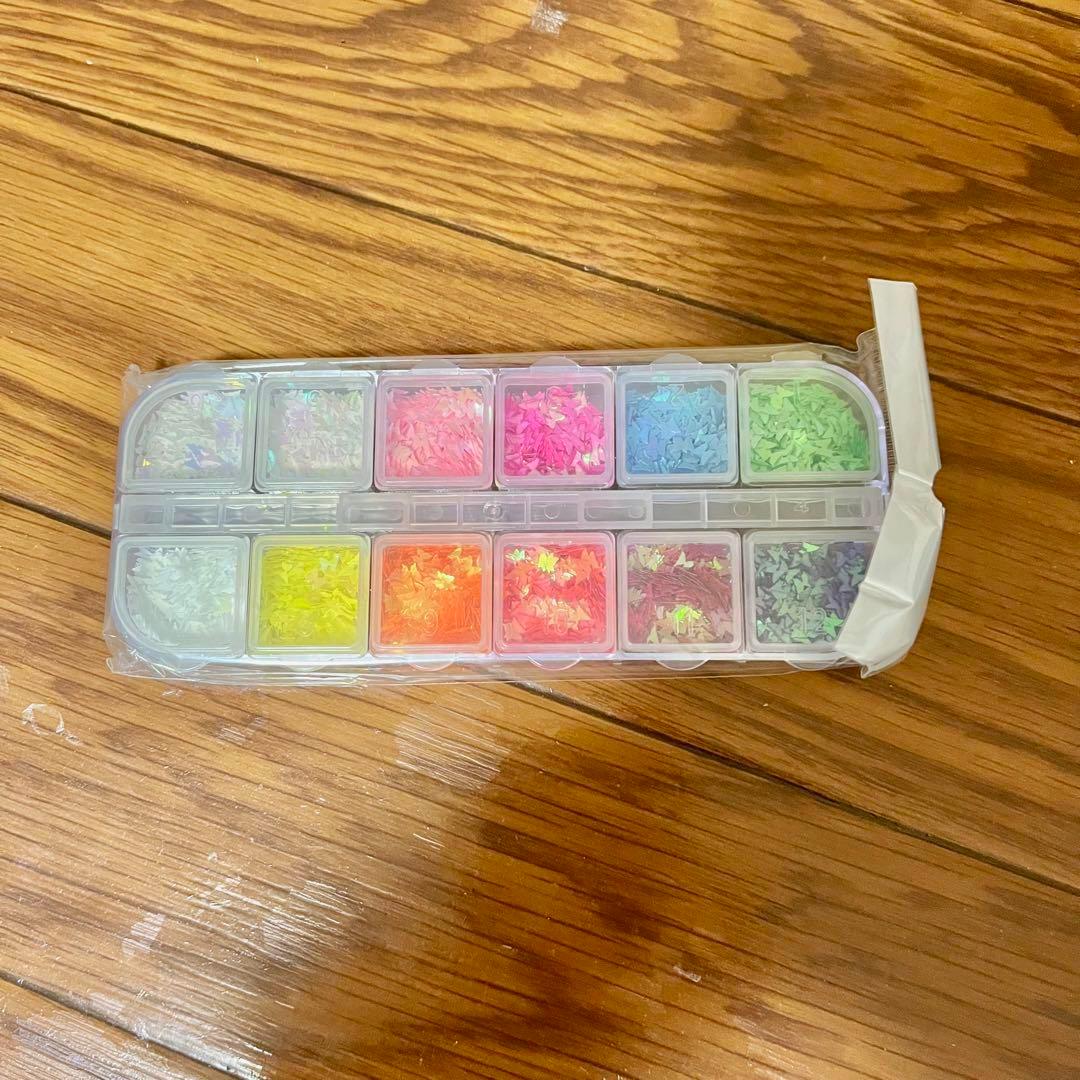 ☆ネイルパーツ　蝶　24色　ピンセット付　ホログラム　かわいい　ジェルネイル