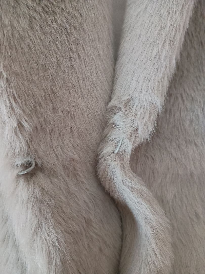 PINKY＆DIANE　フード付きグレーのファー風ベスト