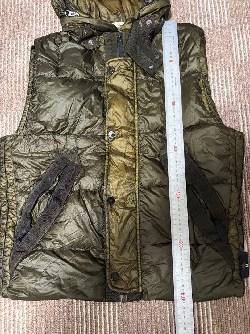 ストーンアイランドのダウンベスト