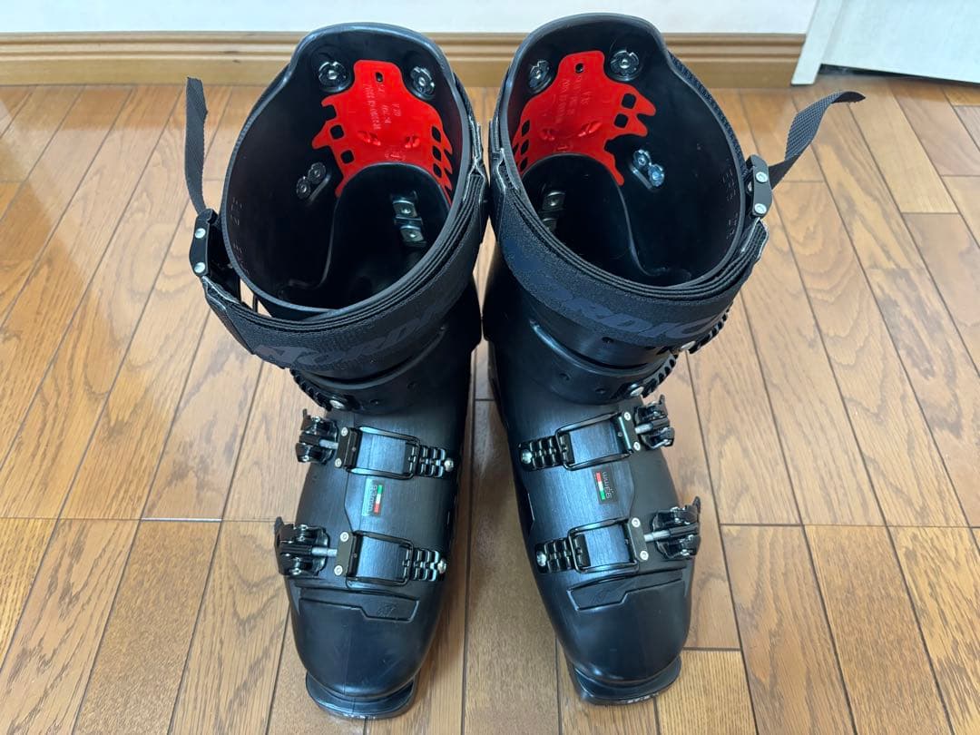 Nordica DOBERMANN 5 RD Sのブラックスキーシューズ。