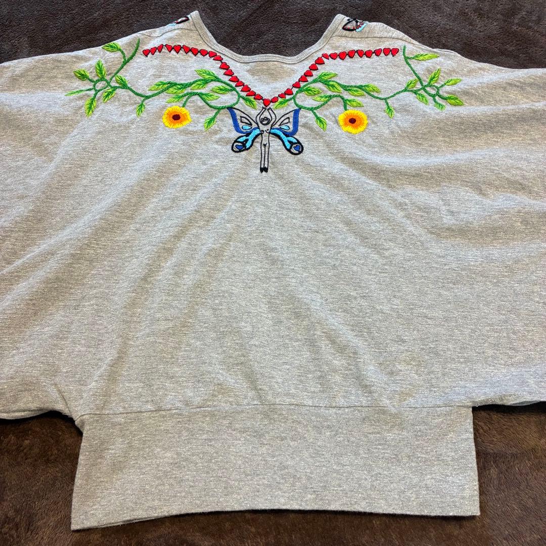 ベルンハルトウィルヘルム グレー 蝶と花の刺繍 半袖トップス