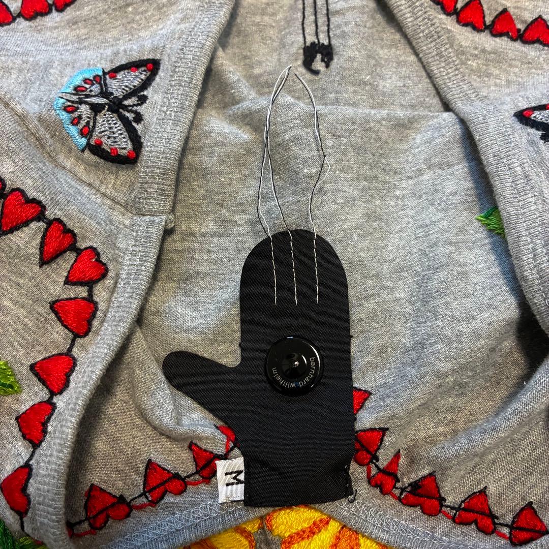 ベルンハルトウィルヘルム グレー 蝶と花の刺繍 半袖トップス