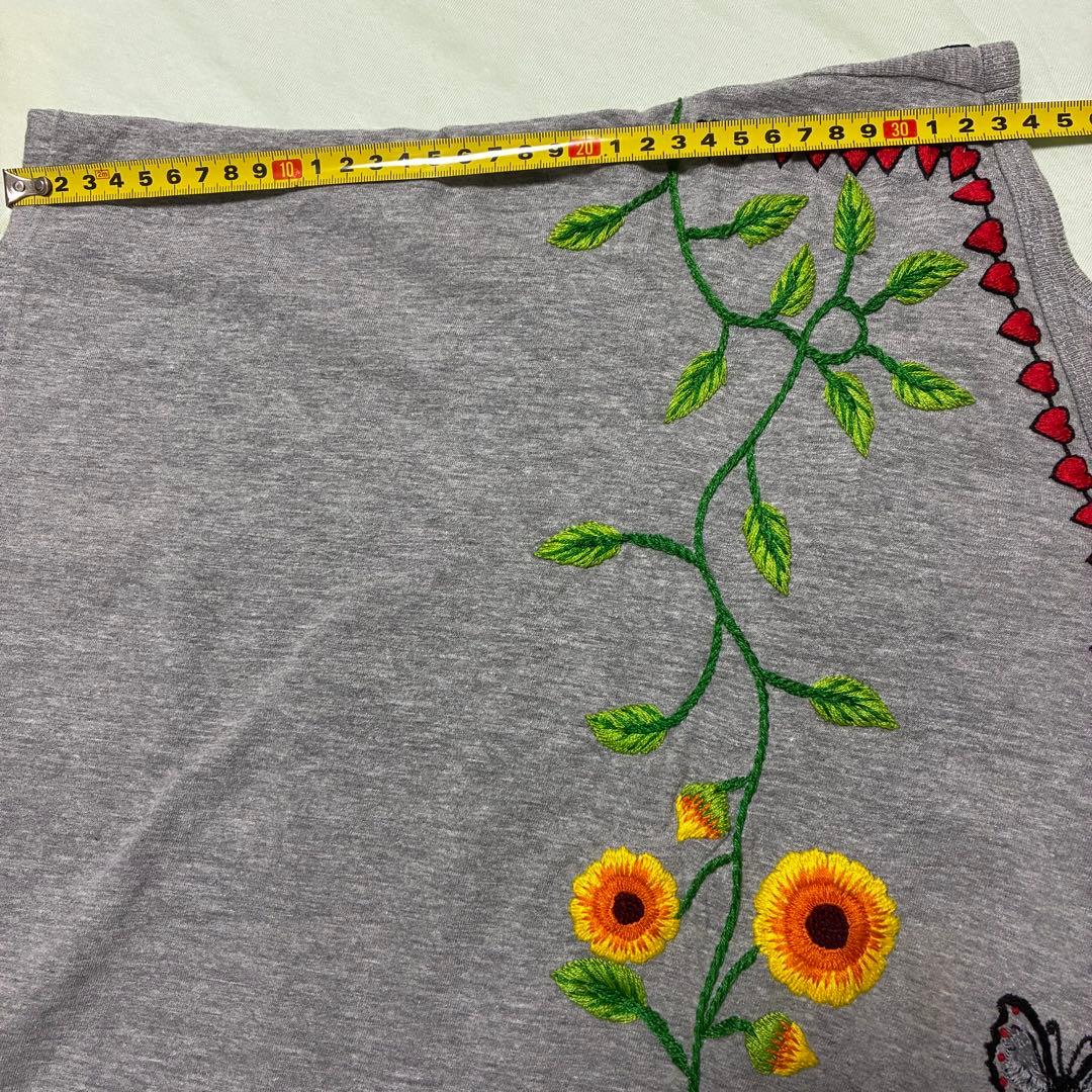 ベルンハルトウィルヘルム グレー 蝶と花の刺繍 半袖トップス