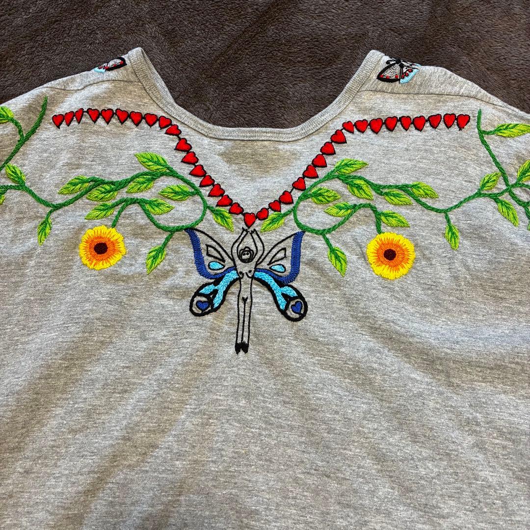 ベルンハルトウィルヘルム グレー 蝶と花の刺繍 半袖トップス