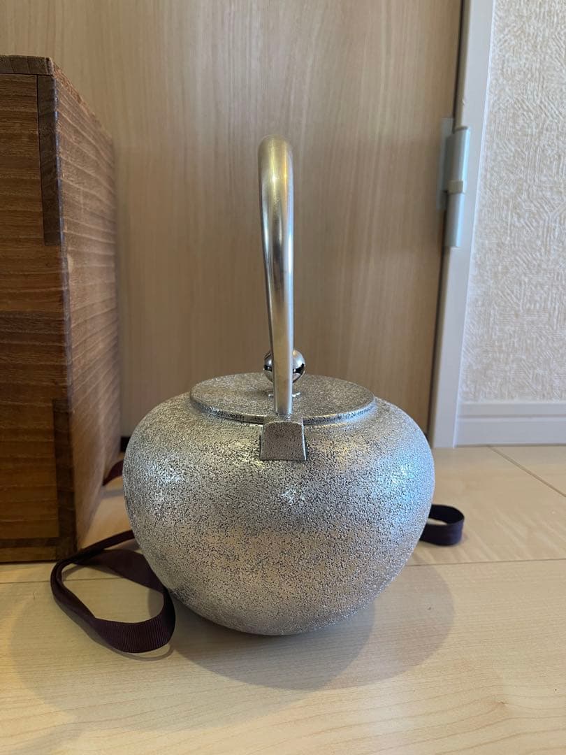 純銀保証　純銀製槌目湯沸1091g 銀瓶　桐箱　刻印あり　急須　茶壺　茶道具鉄瓶