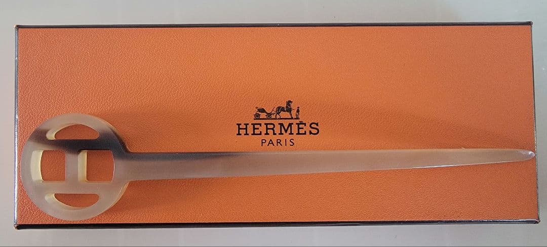 ひさひさ　HERMES ロカイユ ヘアピン Hロゴ ベージュ