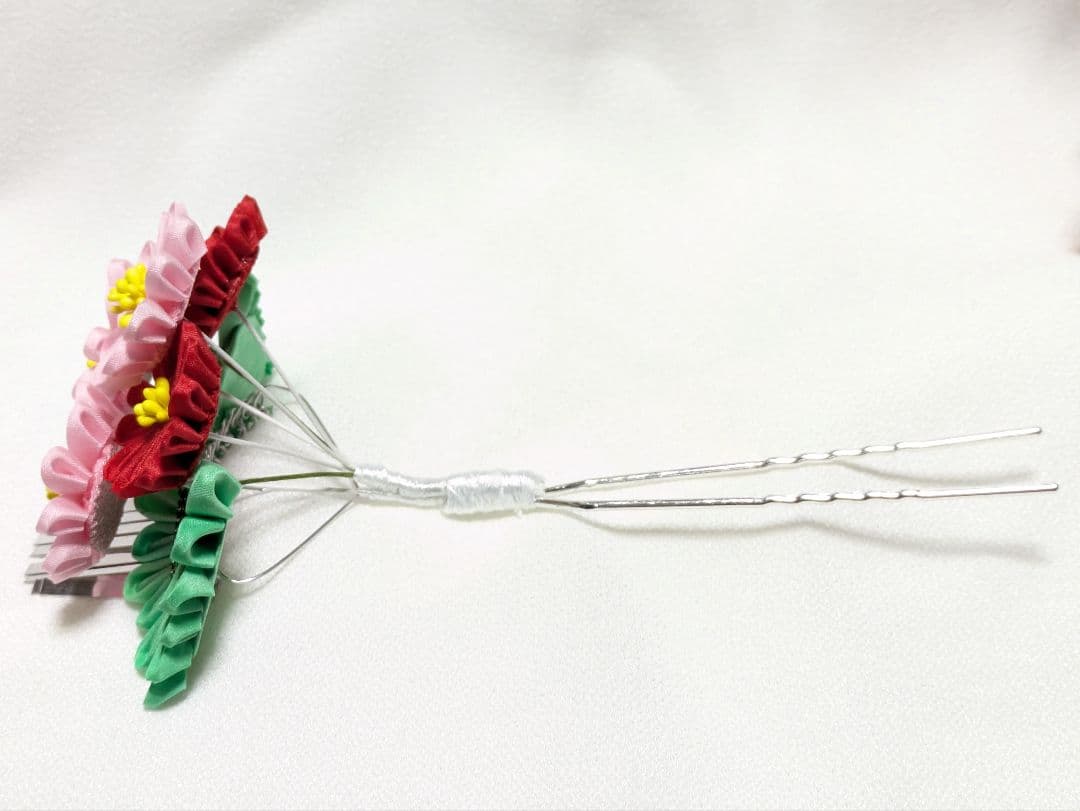 正絹羽二重　つまみ細工　赤とピンク色の雛菊のかんざし　卒業式　簪　髪飾り