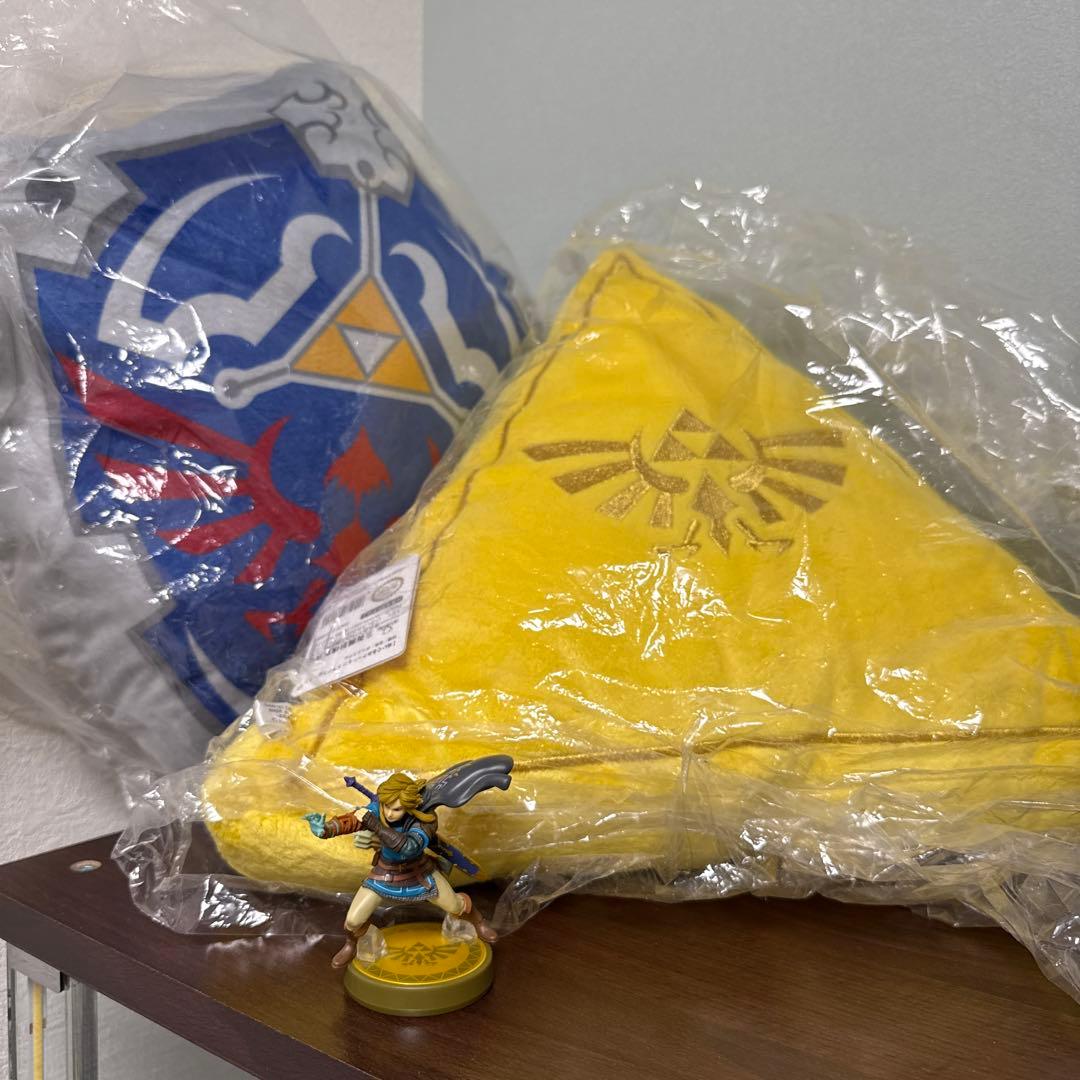 未使用品　ゼルダの伝説　ハイリアの盾　トライフォースクッションセット