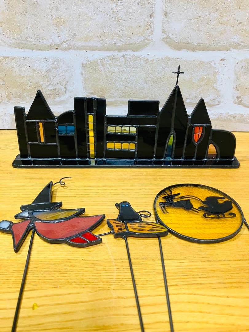 ステンドグラス　夜の街並みとサンタのおっとと…。