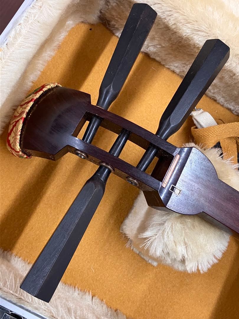 ①三味線 本体 伝統的和柄装飾付き 和楽器 付属品各種 ハードケース付