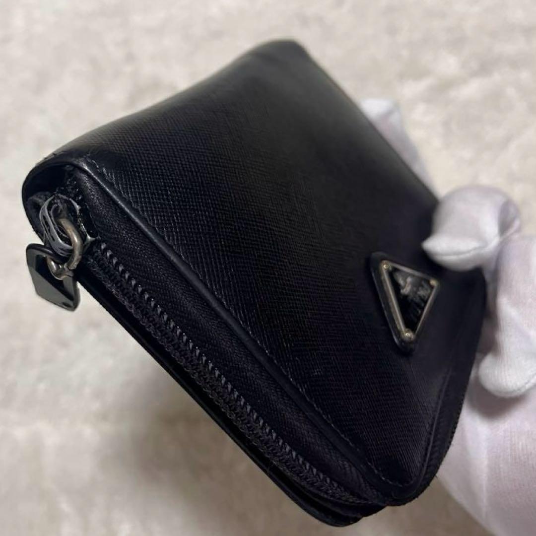 プラダ財布　二つ折り　サフィアーノレザー　三角ロゴ　ジップ