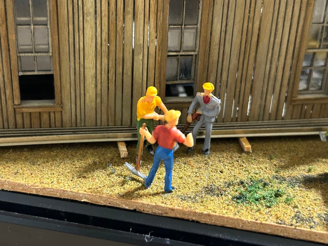 食*ン様 機関庫のある風景〜HOナロー 鉄道模型 展示台 ジオラマ