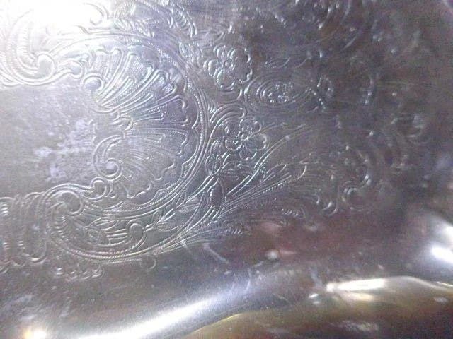 英国銀製品の老舗MFGのレオナルドシルバーの彫刻模様が施されたアンティークトレイ