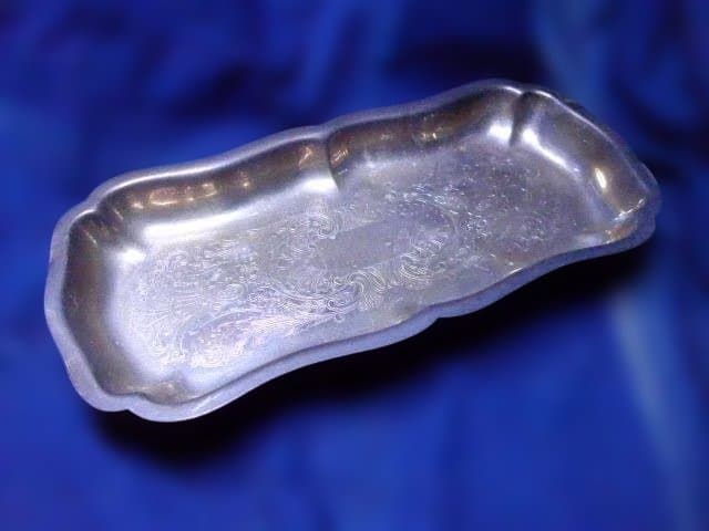 英国銀製品の老舗MFGのレオナルドシルバーの彫刻模様が施されたアンティークトレイ